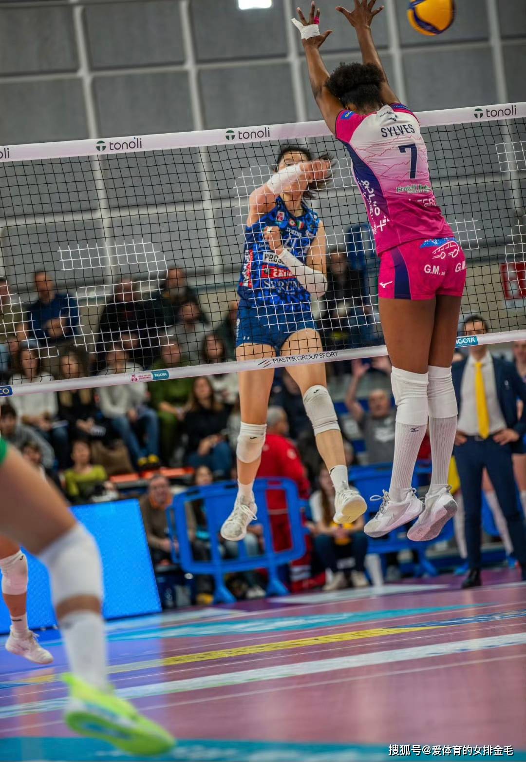 中国女排关键时刻救险，库里力保胜局拿下系列赛-开云