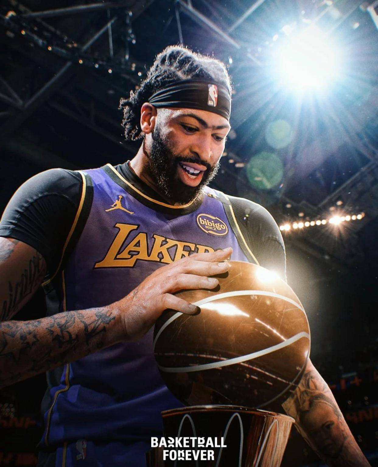 詹姆斯在比赛中受伤退赛，浓眉主帅表示担忧-开云体育下载